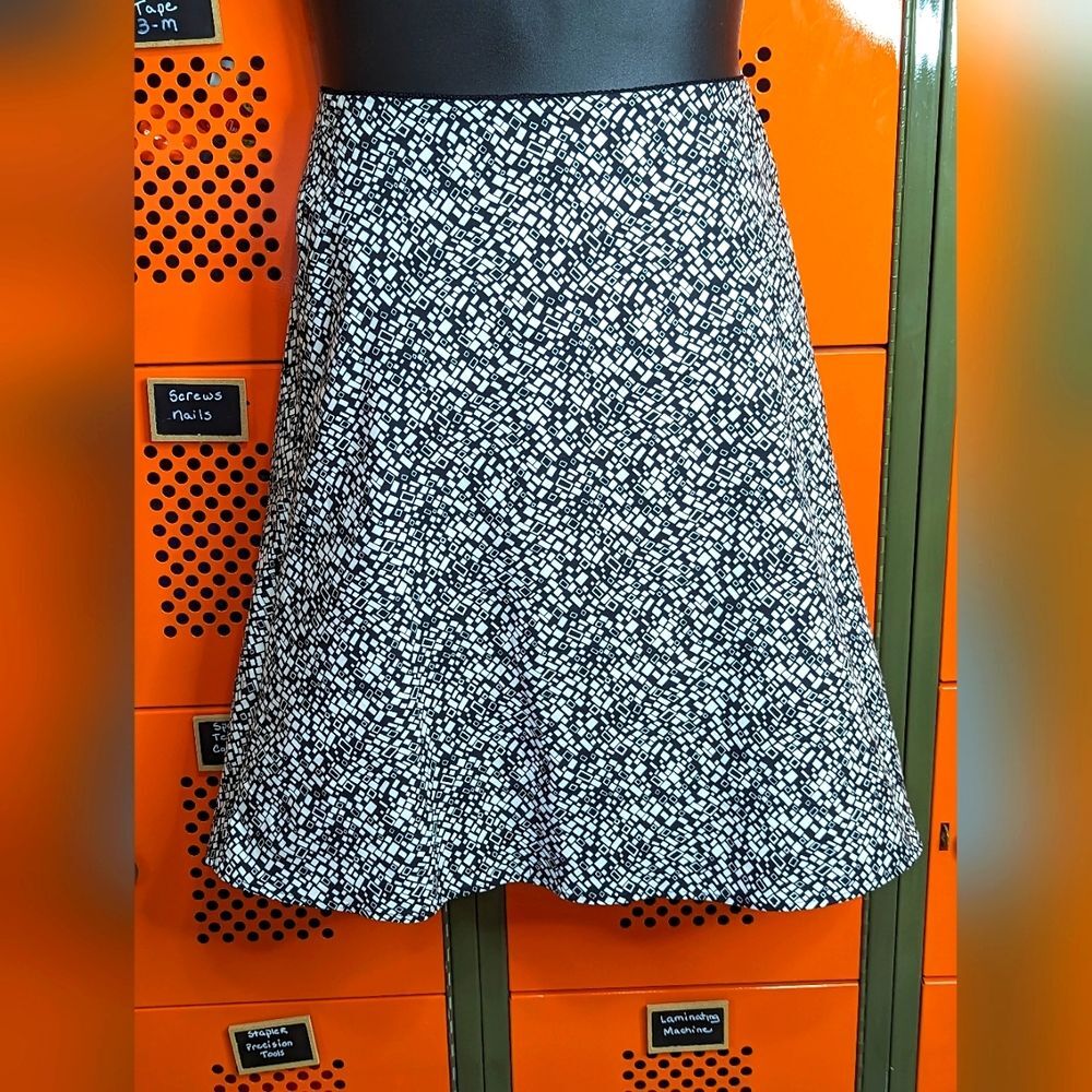 Valerie Stevens Black/White Geometric Print Skirt Size 8 Petite